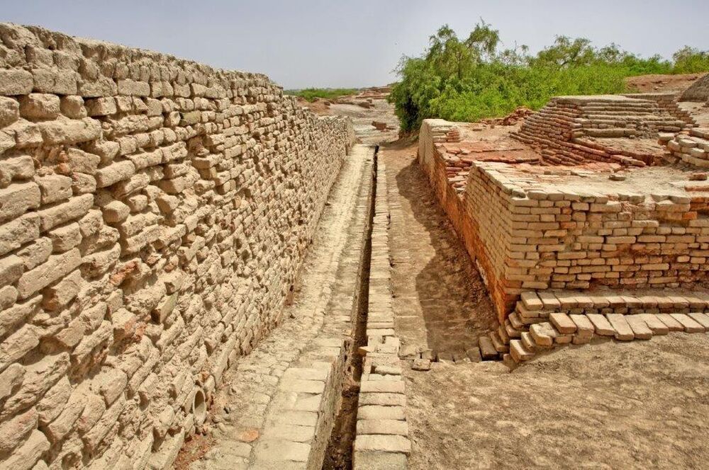 Das kleine und grosse Geschäft im Wandel der Zeit: Entwässerungskanal Mohenjo-Daro.